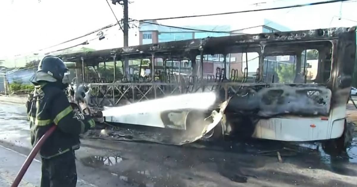 Ônibus destruído pelas chamas em Lauro de Freitas