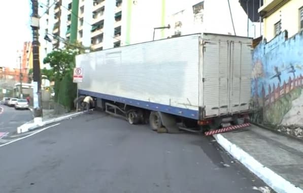 Caminhão quebra e trava via no Centro de Salvador