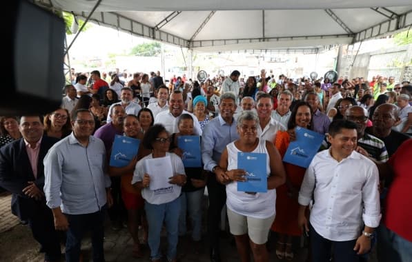 Jerônimo entrega 97 títulos de regularização fundiária nos Alagados, em Salvador