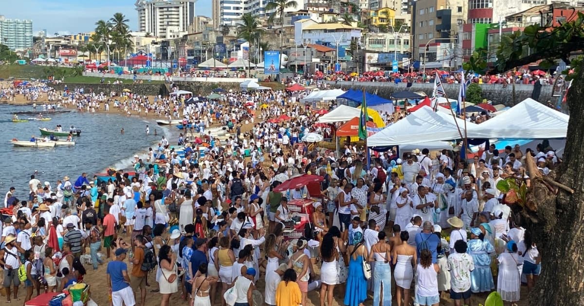 Festa de Iemanjá: Baianos e turistas participam da celebração no bairro do Rio Vermelho