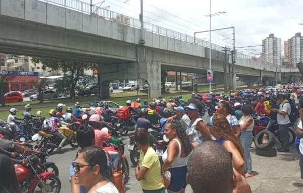 VÍDEO: Motociata bloqueia trânsito na Avenida Ogunjá
