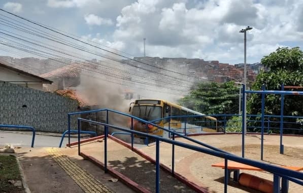 VÍDEO: Ônibus pega fogo no bairro de Santo Mônica, em Salvador   