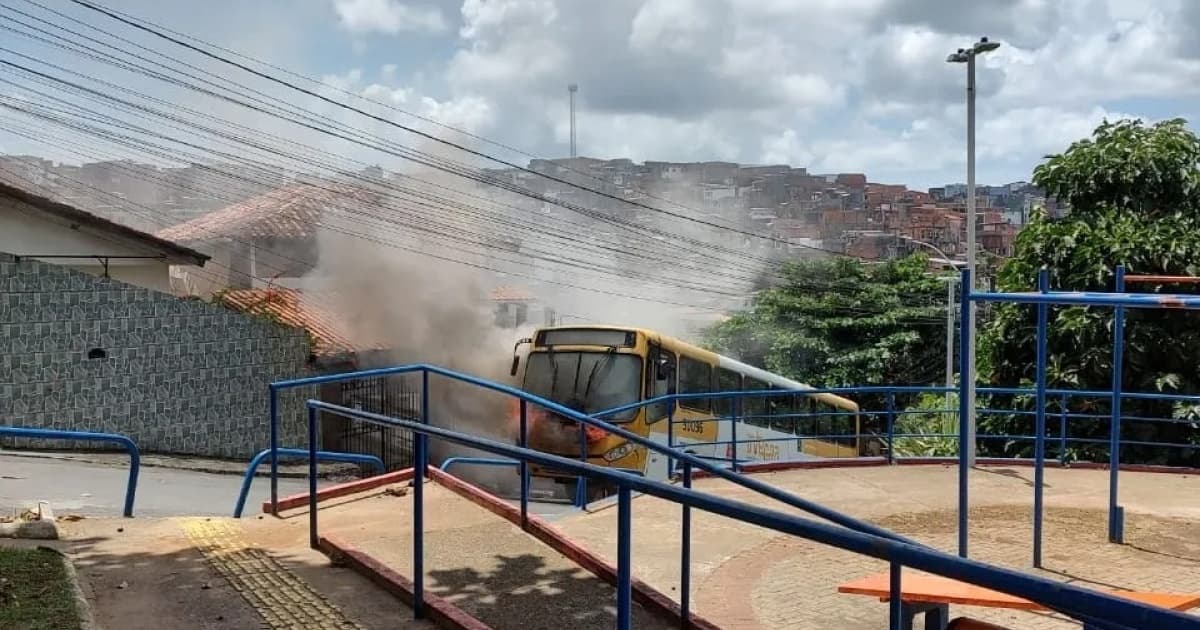 VÍDEO: Ônibus pega fogo no bairro de Santo Mônica, em Salvador   