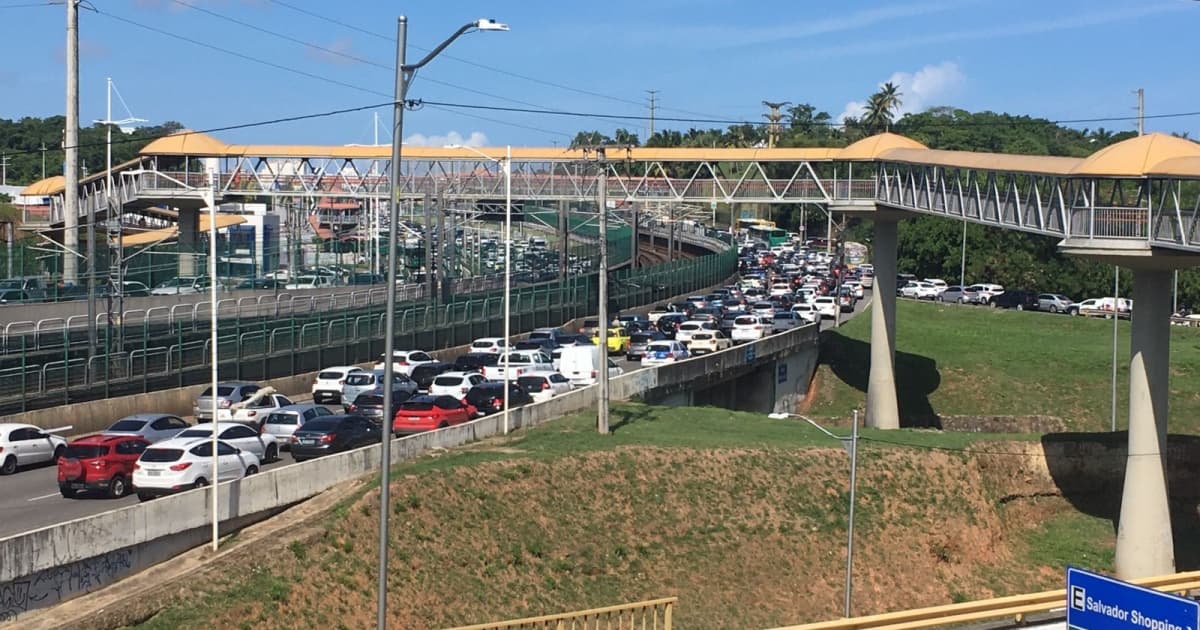Acidente entre carro e ônibus deixa Av Paralela com trânsito lento no sentido Aeroporto
