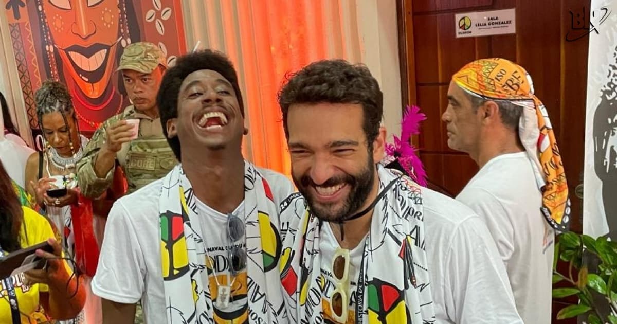 Ao lado de Evaldo Macarrão, Humberto Carrão acompanha a saída do Olodum