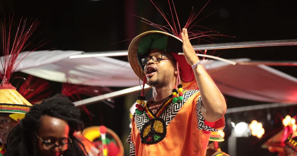 Olodum faz a festa dos foliões no Circuito Osmar, no Campo Grande