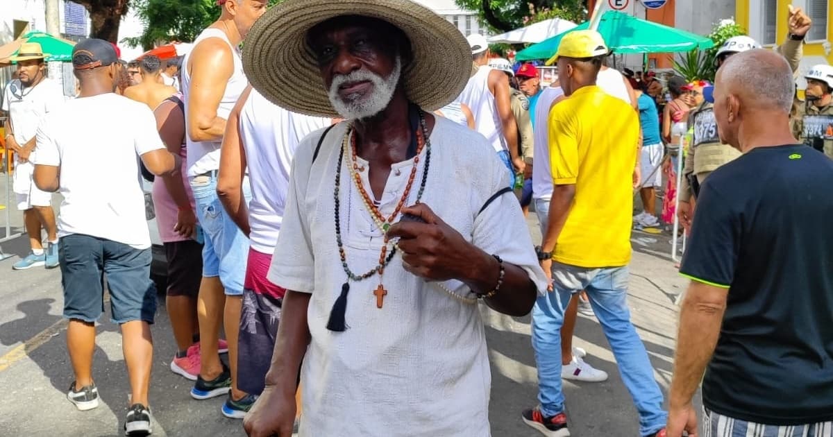 ‘Preto Velho presente!’ Aposentado participa há mais de 20 anos da Mudança do Garcia homenageando a entidade