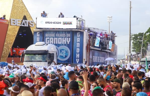 ‘Tapete branco’ do Afoxé Filhos de Gandhy arrasta multidão na Barra, nesta segunda-feira