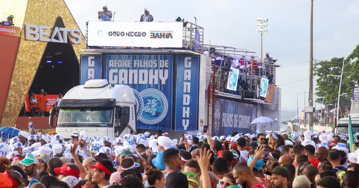 ‘Tapete branco’ do Afoxé Filhos de Gandhy arrasta multidão na Barra, nesta segunda-feira