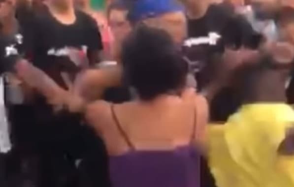 VÍDEO: Mulher leva soco de segurança em show do Oh Polêmico em carnaval fora da Bahia
