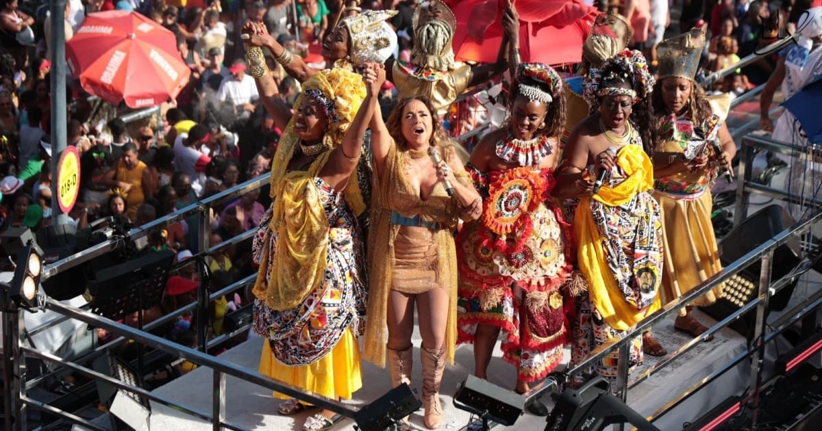 Enaltecendo os Blocos Afros, Daniela Mercury desfila com sua pipoca no Campo Grande