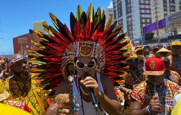 No Arrastão, Brown louva Ilê e Neguinho do Samba, evoca orixás e reza Pai Nosso em último capítulo de carnaval