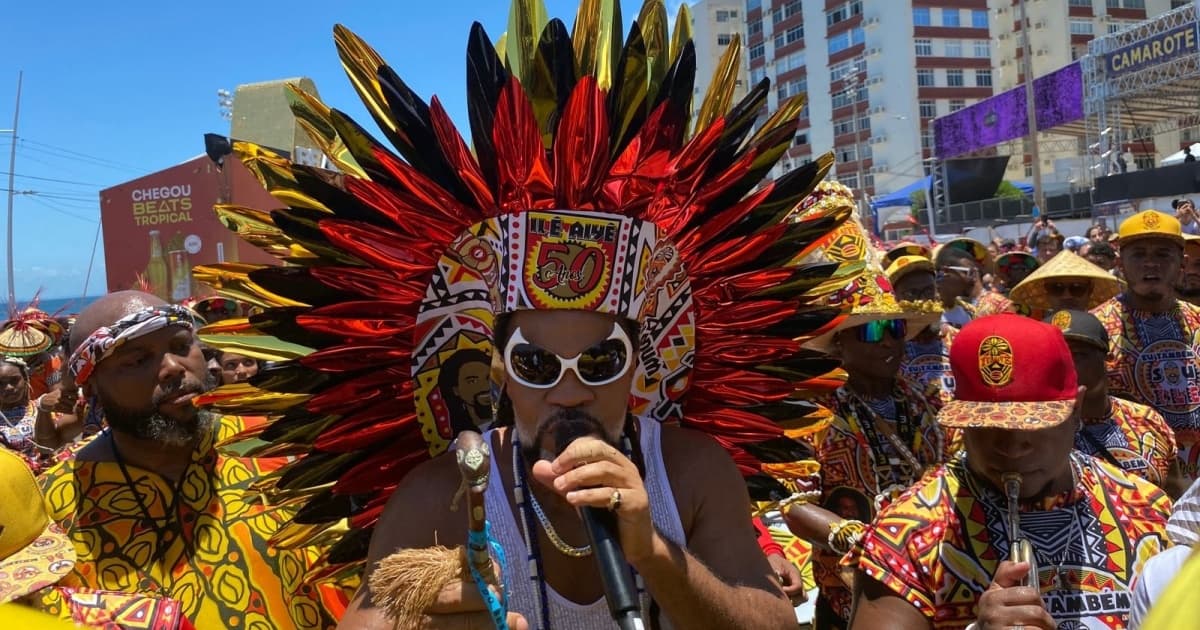 No Arrastão, Brown louva Ilê e Neguinho do Samba, evoca orixás e reza Pai Nosso em último capítulo de carnaval
