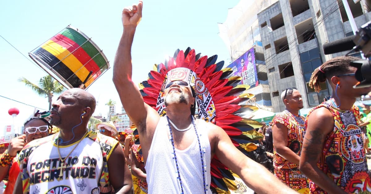 VÍDEO: Brown pede que músicos levantem instrumentos em cumprimento à PM e deseja ano de paz: “Nossa arma é musical”