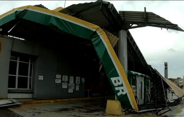 Teto de posto de combustíveis na Boca do Rio desaba com chuva e ventos fortes