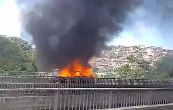 VÍDEO: Carro pega fogo na Ligação Lobato-Pirajá e deixa trânsito congestionado nesta segunda