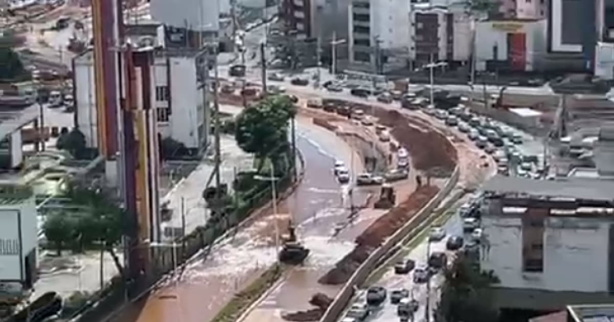 Perfuração em cano causa alagamento e deixa trânsito travado na Av. Juracy Magalhães Júnior, em Salvador