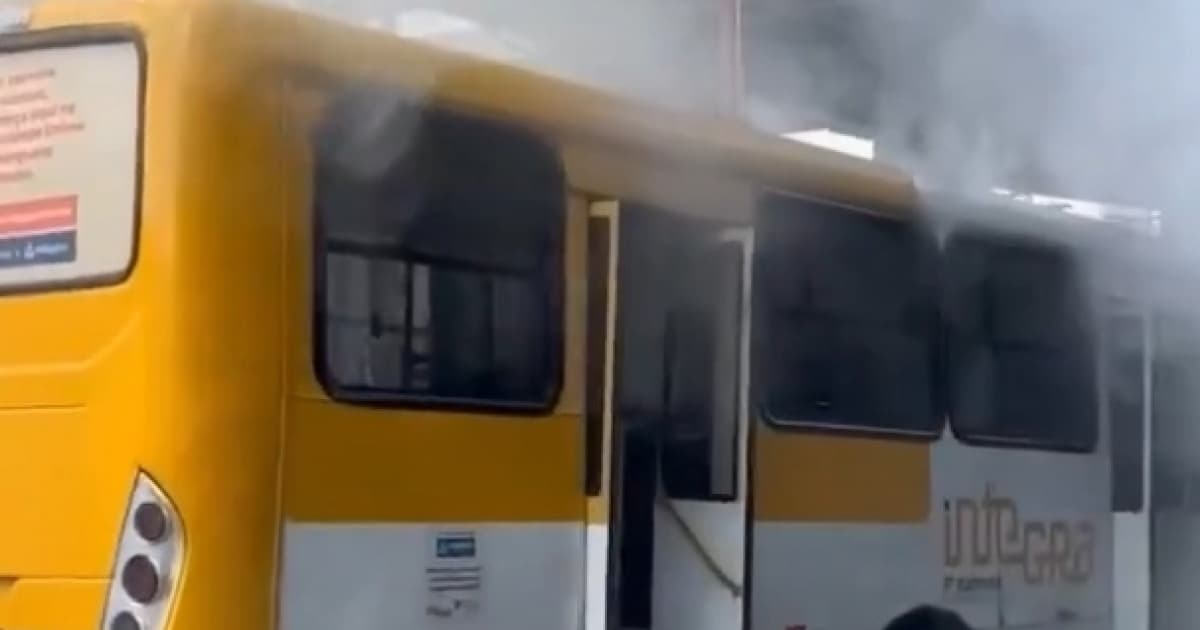 VÍDEO: Ônibus pega fogo na Estação Mussurunga, em Salvador