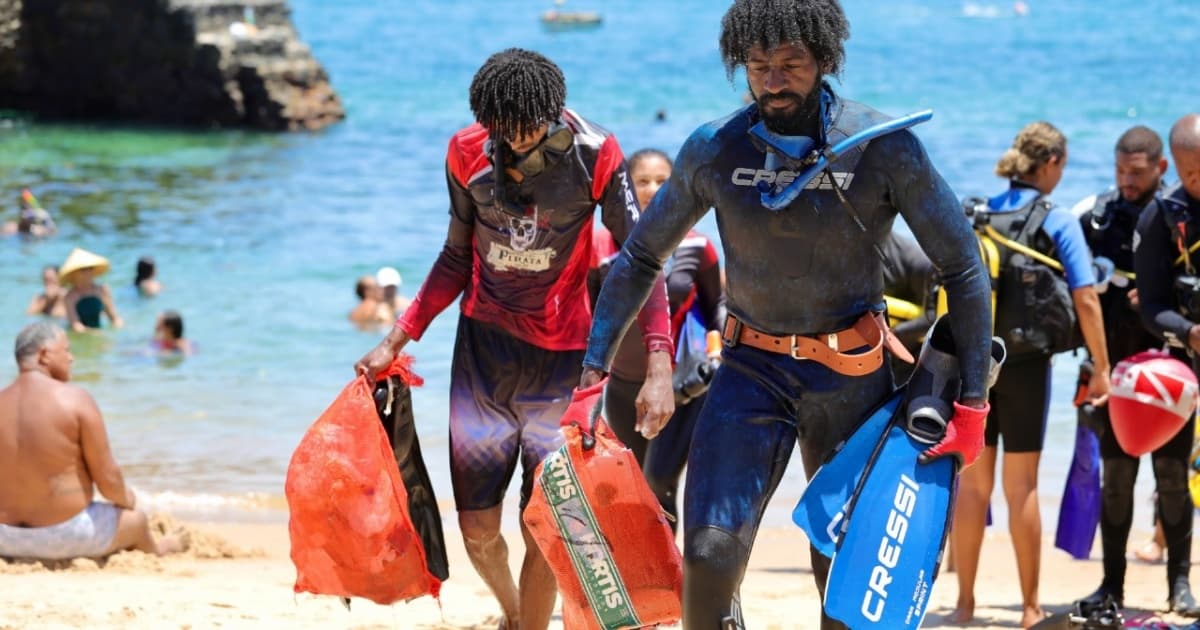 Limpurb realiza mutirão de limpeza no mar com mergulhadores e ações educativas no Porto da Barra