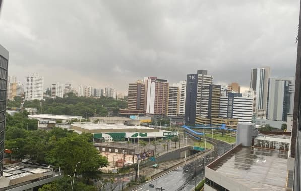 Segunda-feira começa com chuva e risco de alagamento em Salvador