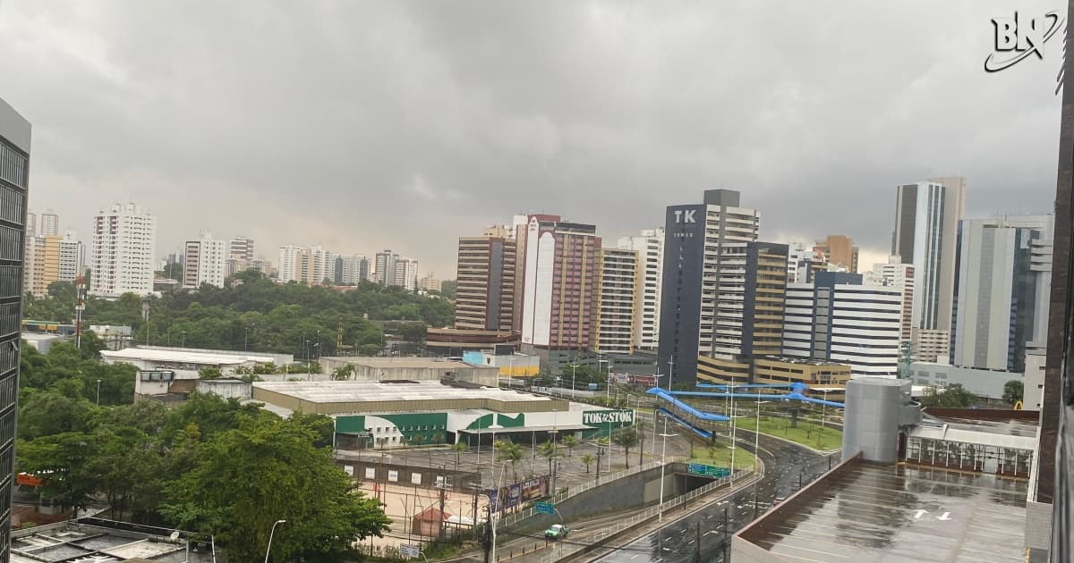 Segunda-feira começa com chuva e risco de alagamento em Salvador
