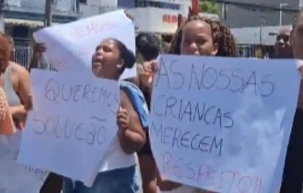 VÍDEO: Moradores de Itapuã fecham via e protestam contra condições de escola municipal Dorival Caymmi 