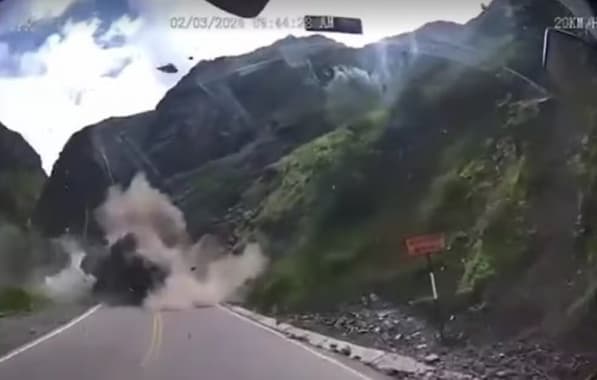 VÍDEO: Pedras esmagam caminhões em estrada no Peru após deslizarem de montanha 