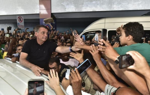 VÍDEO: Aos gritos de “mito” e “volta”, Bolsonaro é recebido por apoiadores no Aeroporto de Salvador 
