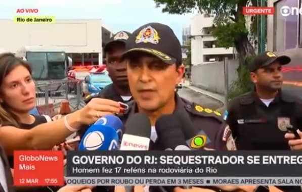 Após quase 3 horas, homem que sequestrou ônibus no Rio se entrega