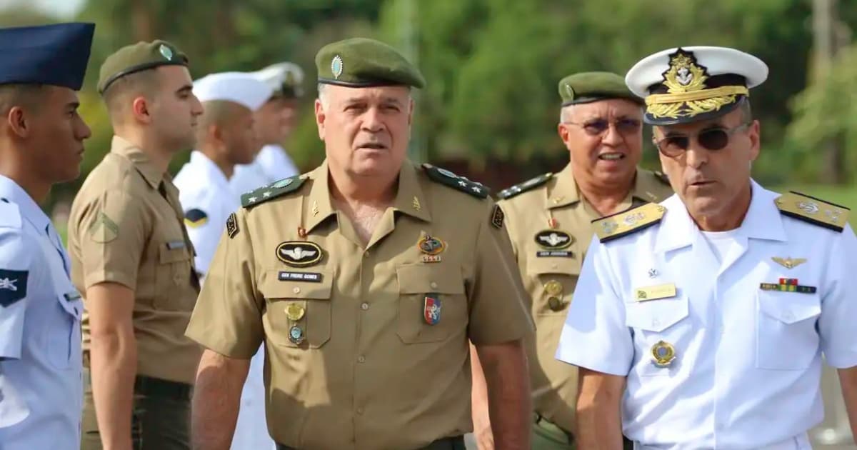General do Exército ameaçou prender Bolsonaro caso seguisse ideia de golpe, diz ex-comandante da FAB