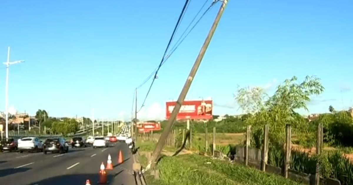 Poste fica pendurado pelos fios após ser atingido por carro na Avenida Paralela, em Salvador