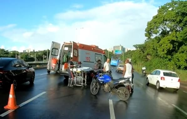Acidente com motociclista deixa Avenida Paralela engarrafada na manhã desta segunda
