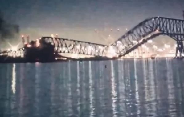 VÍDEO: Navio derruba ponte nos EUA e veículos caem na água