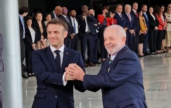 Macron é recebido por Lula e Janja no Palácio do Planalto ao som da Marselhesa