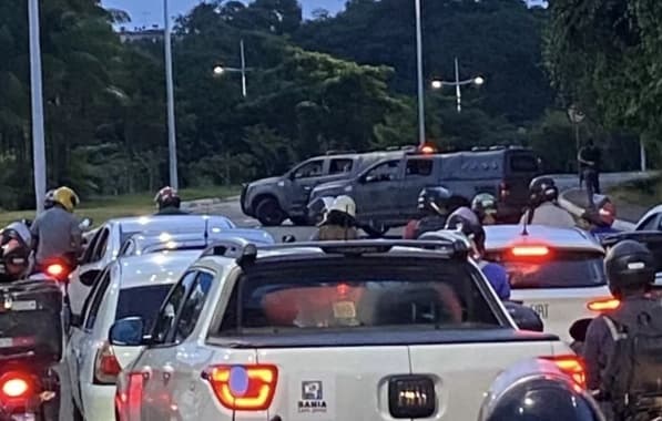 Homem morre em troca de tiros com a polícia na Av. Luís Eduardo Magalhães, em Salvador