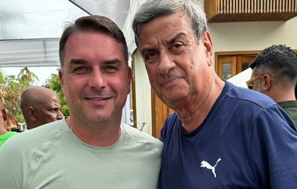 Prefeito de Feira de Santana Colbert Martins recebe senador Flávio Bolsonaro em encontro no litoral Norte; veja registro 