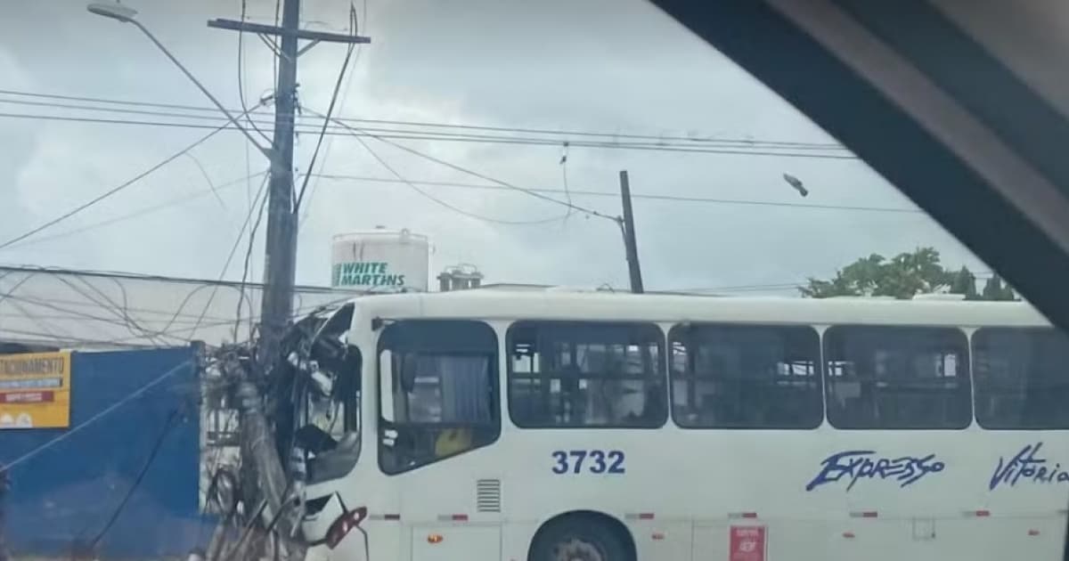 Colisão de ônibus com poste na RMS deixa frente de veículo destruída