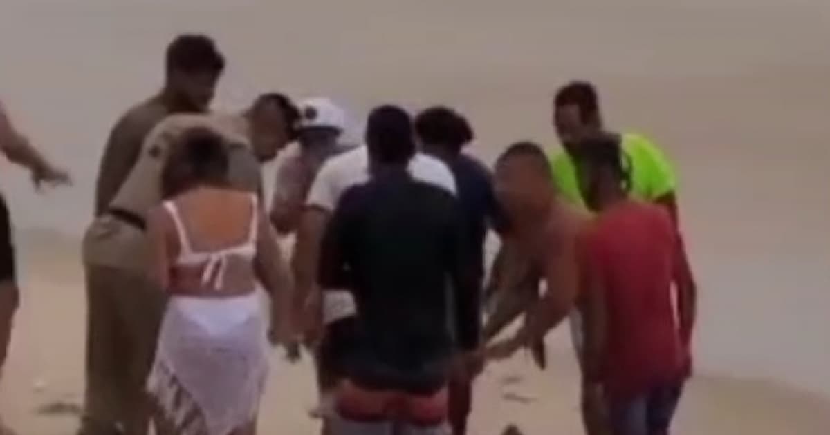 VÍDEO: Mulher vítima de afogamento em praia da Barra é resgatada por PM; agente tirou farda e se lançou ao mar