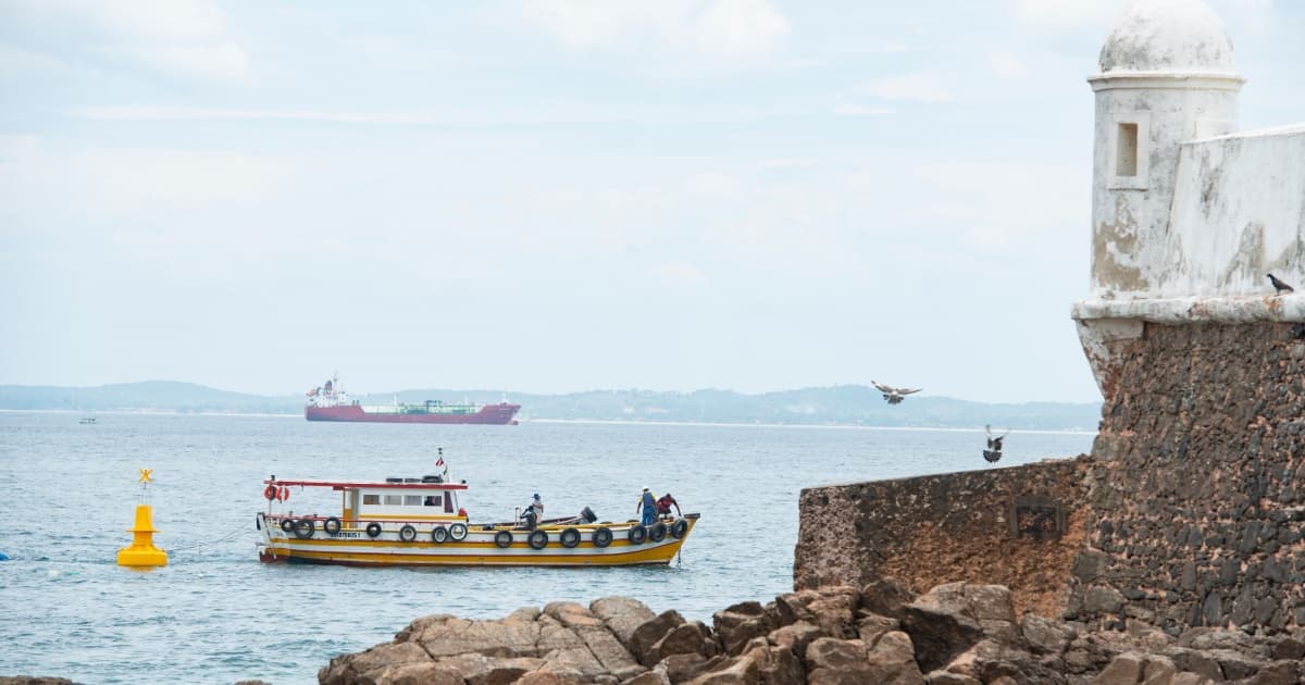 Boias de sinalização náutica no Farol da Barra