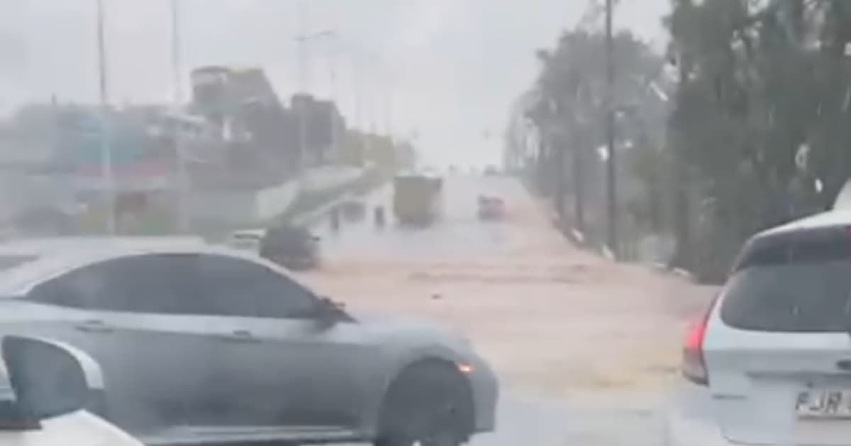 Após fortes chuvas em Salvador, Avenida Paralela registra pontos de alagamento na manhã desta terça-feira