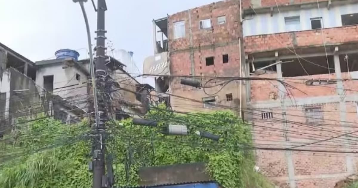 Parte de prédio desaba no bairro de São Caetano, em Salvador