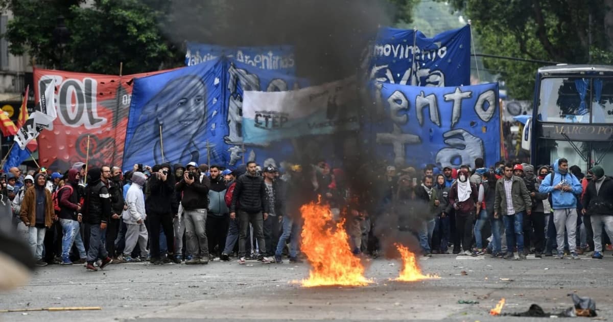 VÍDEO: Manifestantes confrontam polícia em Buenos Aires recebem jatos d'água e disparos de balas de borracha