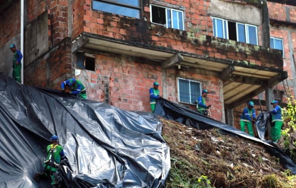 Limpurb reforça instalação de lonas em áreas de risco de Salvador no período das chuvas