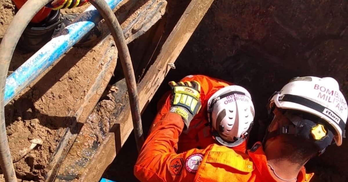 Corpo de Bombeiros realiza resgate de homem que caiu em esgoto no bairro de Pernambués, em Salvador