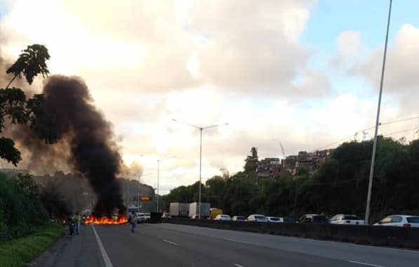 VÍDEO: Manifestantes ateiam fogo em pneus e bloqueiam parte da BR-324 nesta quinta