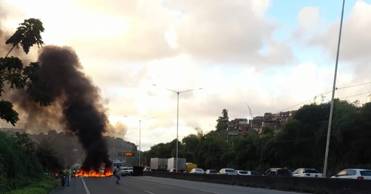 VÍDEO: Manifestantes ateiam fogo em pneus e bloqueiam parte da BR-324 nesta quinta