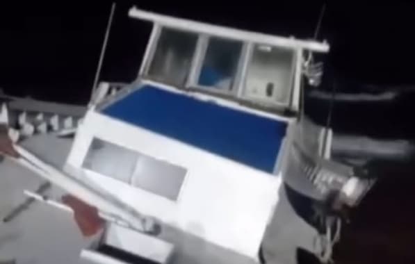 VÍDEO: Barco encalha na praia de Ondina após ficar à deriva