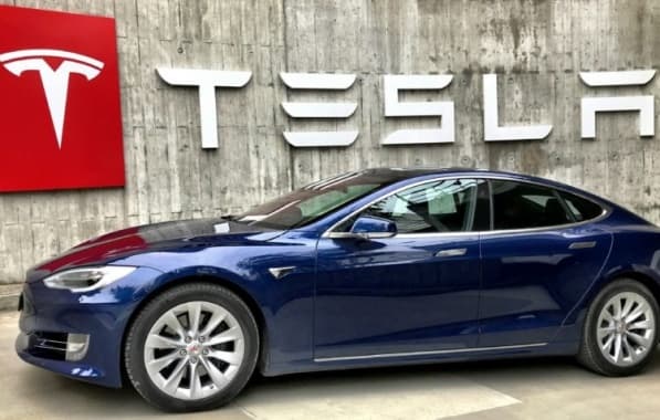 Gerenciada por Elon Musk, Tesla vai demitir mais de 10% de funcionários após queda em vendas