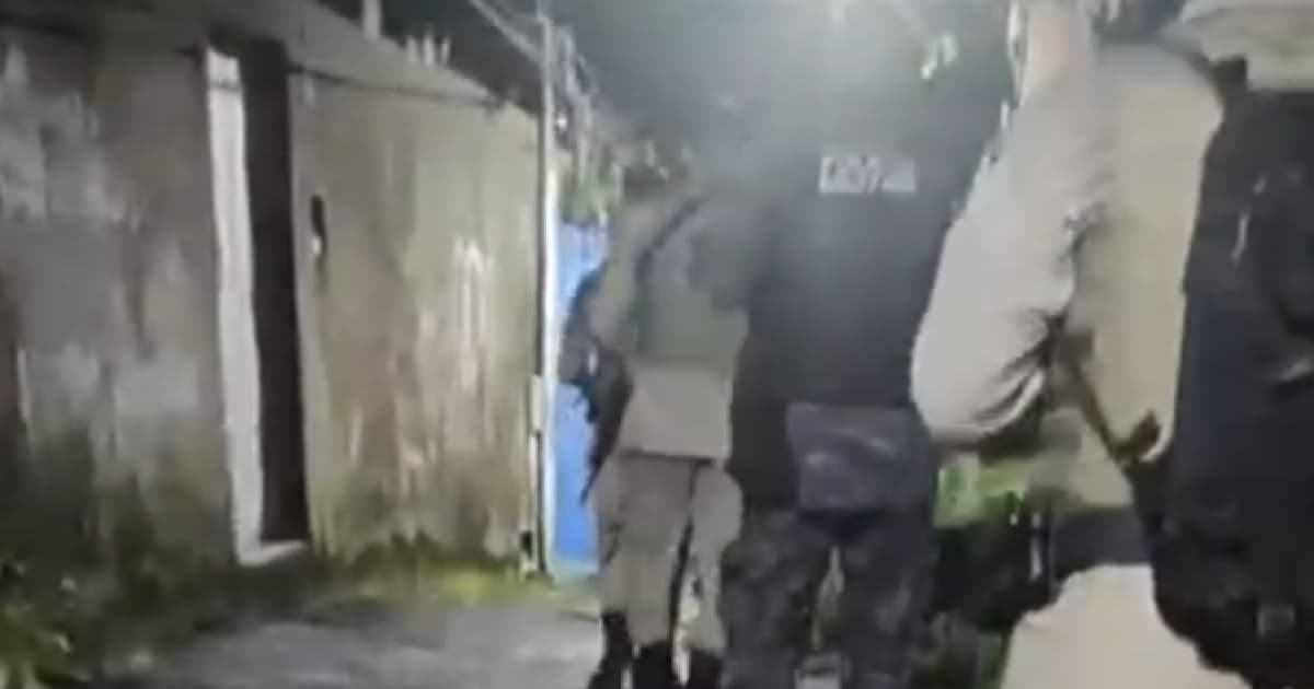 VÍDEO: PM faz ofensiva contra facção criminosa em Mirantes de Periperi, em Salvador