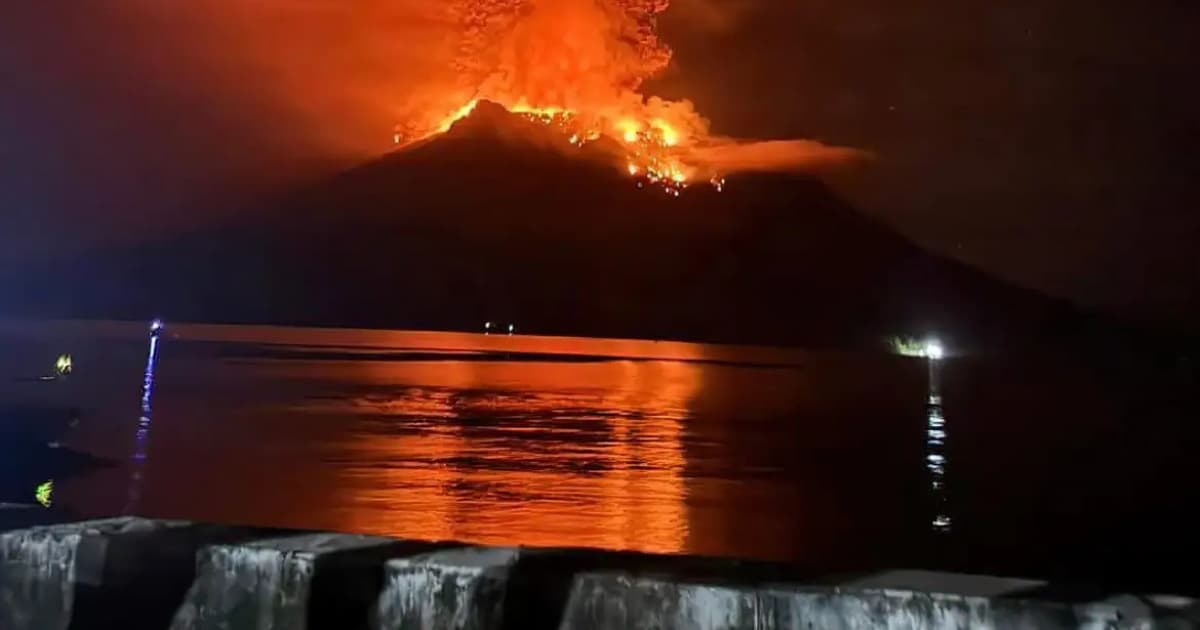 Vulcão entra em erupção na Indonésia e causa evacuação de 800 pessoas.